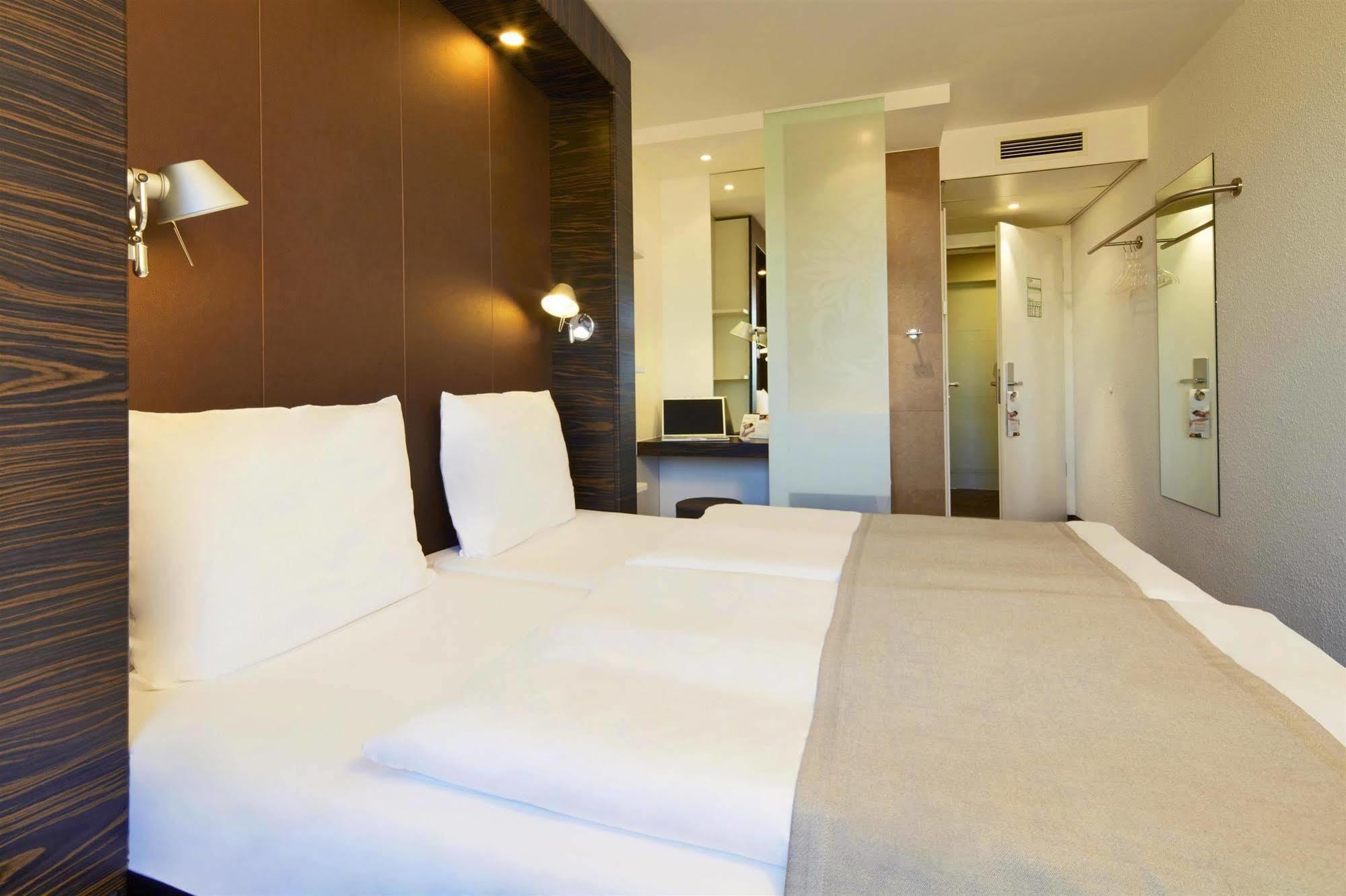 B&B Hotel Muenchen-Putzbrunn Eksteriør bilde