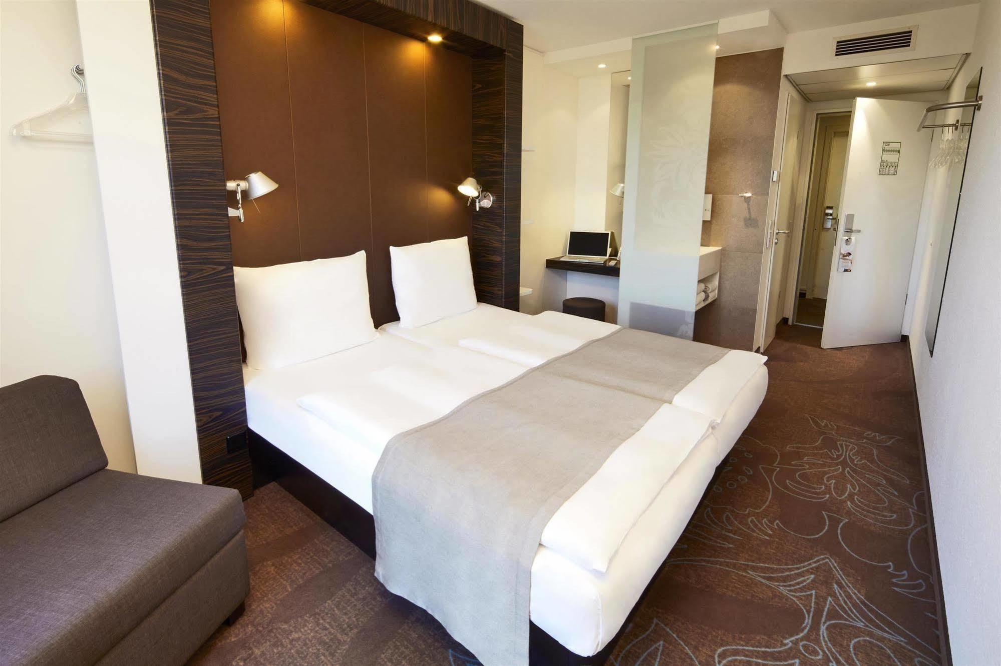 B&B Hotel Muenchen-Putzbrunn Eksteriør bilde