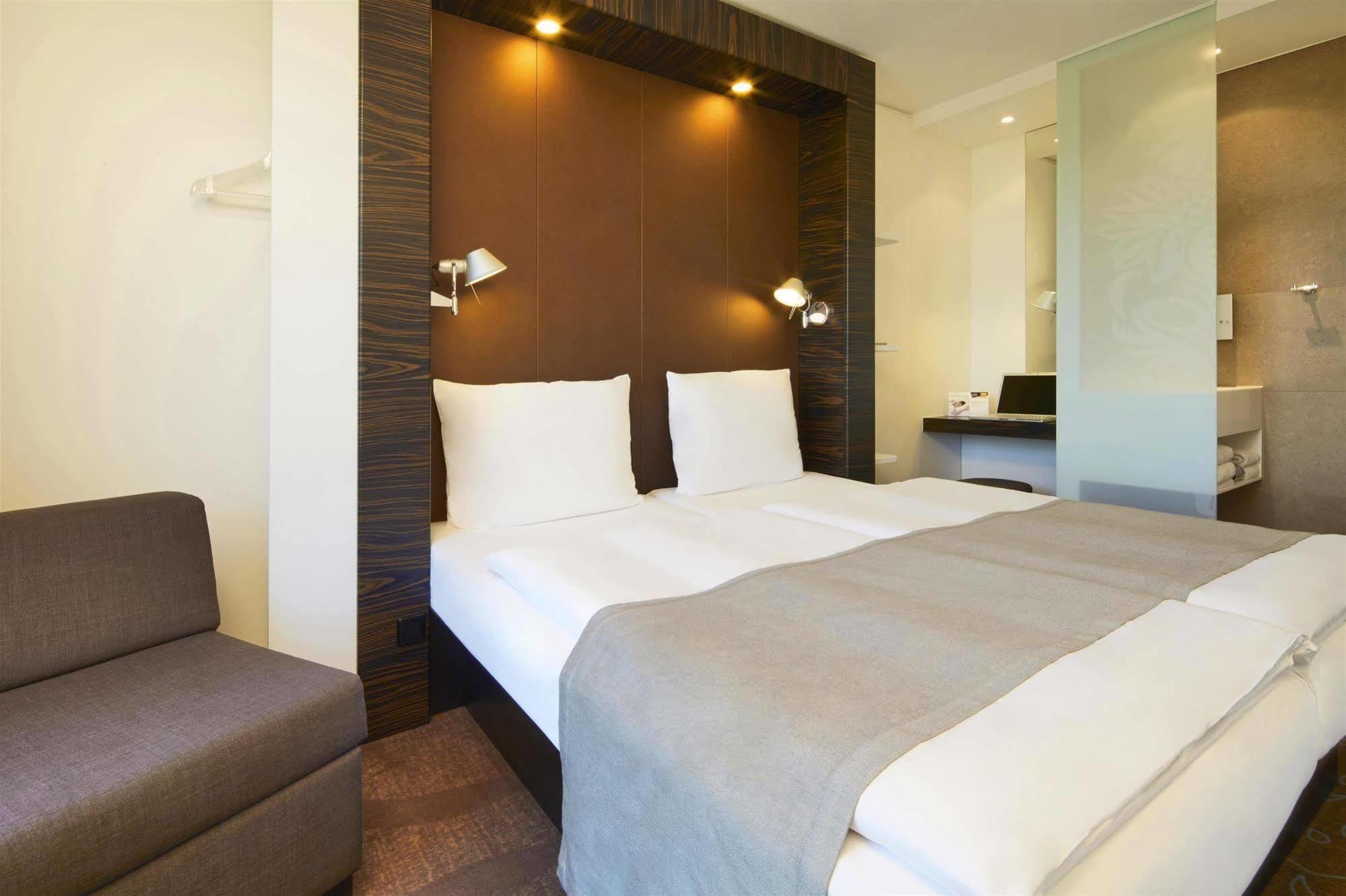 B&B Hotel Muenchen-Putzbrunn Eksteriør bilde